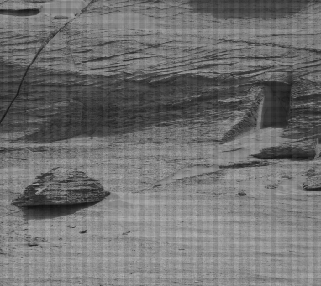 Strania ușă fotografiată în roca de pe Marte (foto)