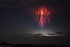 Red Sprites – Misterioasele fulgere stratosferice. Luminile miscatoare au aparut de-a lungul timpului deasupra celor mai multe furtuni cu tunete, insa cercetatorii nu au inceput studierea lor decat atunci cand una dintre ele a fost inregistrata accidental pe camera, in 1989. “Fulgerele excita campul electric de deasupra furtunii, producand o strafulgerare luminoasa denumita spirit”, sustine Colin Price, geofizician al Universitatii Tel Aviv din Israel. “Intelegem acum ca numai un anumit tip de fulger declanseaza luminile misterioase.” Cercetatorii au detectat aceste fulgere la distante de 35 - 130 kilometri deasupra solului, cu mult peste zona unde au loc cele obisnuita, adica la 10-15 kilometri in atmosfera. “Spiritele” pot lua forma unor fulgere globulare.  Red Sprites – Misterioasele fulgere stratosferice  Cauza acestor fenomene ramane necunoscuta, dar Price sugereaza ca ele ar putea explica unele dintre rapoartele de identificare a OZN-urilor din ultimii ani. Echipamentele de triangulatie de la bordul satelitilor le-au permis cercetatorilor chiar sa calculeze dimensiunea fulgerelor de la inaltime. Lumina acestora este inalta de pana la 25 kilometri, in timp ce un intreg astfel de nor luminos poate avea o latime de pana la 70 kilometri. Ele ar putea avea un oarecare efect asupra stratului de ozon al Pamantului, insa oamenii de stiinta cred ca impactul global este unul redus.  Astronauţii Staţiei Spaţiale Internaţionale au reuşit să fotografieze un fenomen atmosferic misterios, cunoscut sub denumitrea de “red sprite”, care s-a produs în timpul unei furtuni, la mare altitudine deasupra unui fulger, informează Daily Mail.  Imaginile au fost obţinute de către astronauţii din cadrul Expediţiei 31, pe când aceştia se aflau la bordul Staţiei Spaţiale Internaţionale. Grandiosul fenomen a fost surprins la mare altitudine deasupra statului Myanmar din sud-estul Asiei.  Red Sprites – Misterioasele fulgere stratosferice  Fenomenele “red sprite” sunt descărcări electrice care se extind la înălţimi de până la 88,5 kilometri deasupra unui fulger. Fenomenul natural nu poate fi observat de la sol şi de aceea a rămas necunoscut până în secolul XX. El a fost fotografiat pentru prima oară în anul 1989, din greşeală.  Deseori sunt confundate cu fulgerele din straturile superioare ale atmosferei. Totuşi, sunt fenomene care au la bază plasma rece şi nu ating temperaturile ridicate ale fulgerelor troposferice. În general, sunt asociate cu furtuni puternice, cu toate că mecanismul exact al apariţiei lor nu este cunoscut încă de lumea ştiinţifică.  Deoarece apar deasupra stratului de nori în care au loc furtunile, e puţin probabil ca Descărcările Sprite să fie observate de pe Pământ. Cu toate acestea, timp de decenii, piloţii avioanelor au raportat apariţia acestor fenomene, dar de-abia din anii 90 au început să fie fotografiate.  Oamenii de ştiinţă care le-au studiat sunt de părere că observarea unor Descărcări Sprite pe alte planete poate duce la identificarea unor medii ambiante propice vieţii.