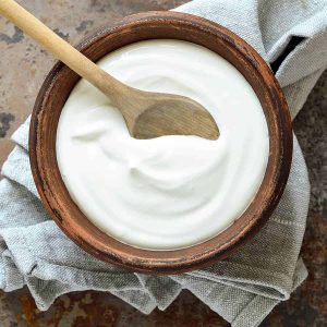Mirosul de usturoi poate fi neutralizat de iaurt