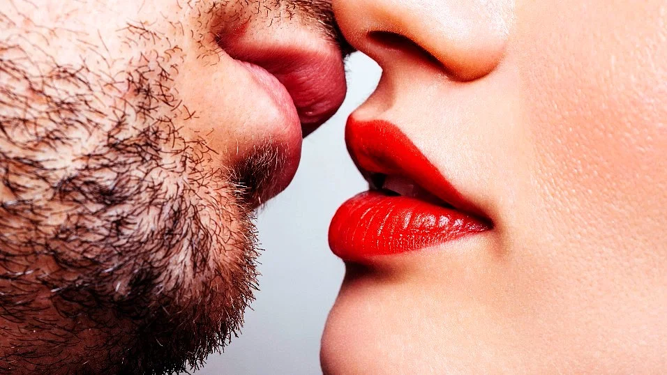Boala sărutului, afecțiunea de care au suferit 95 % dintre oameni